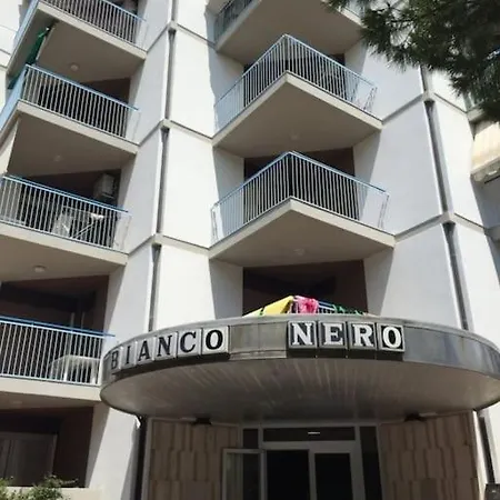 Bianco Nero Fronte Mare